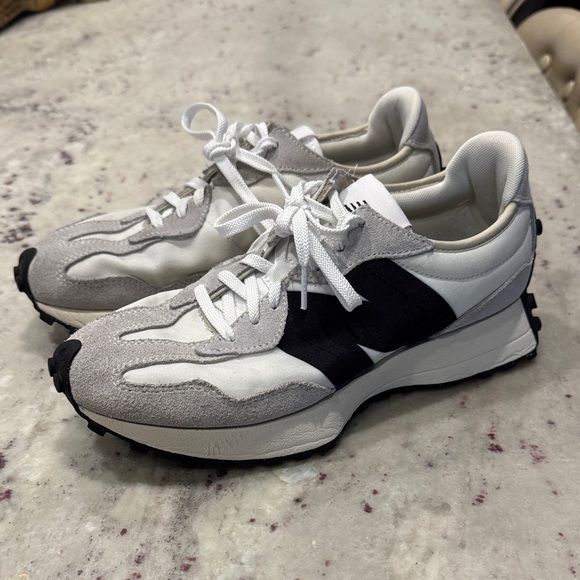 New Balance 327 White and Black Sneakers Sz 8.5 - Picture 2 of 6